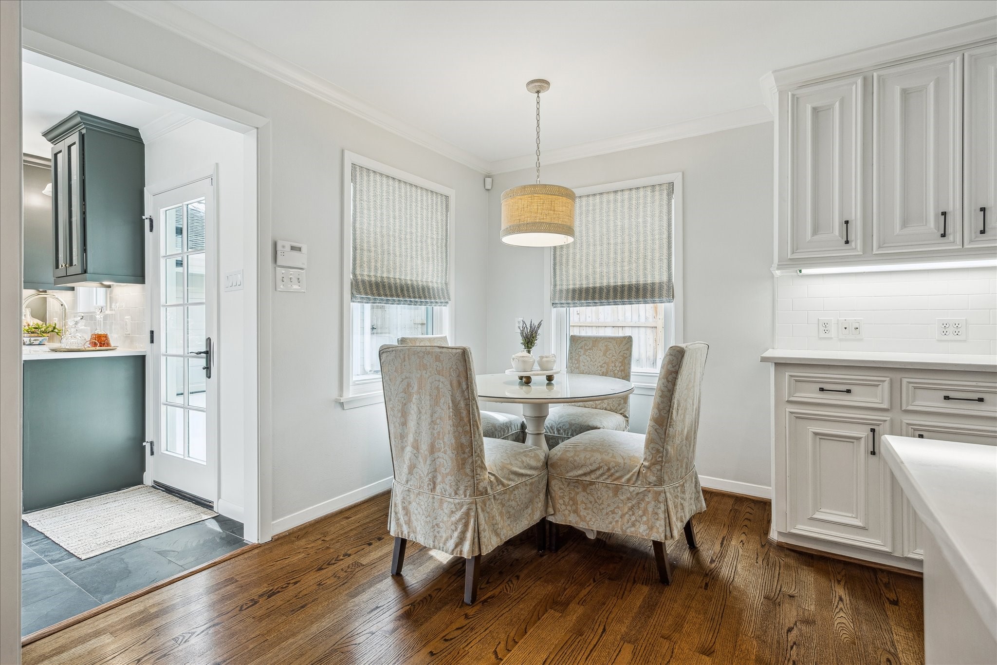 5655 Overbrook Lane Houston, TX 77056 - Photo 14 of 36 Additional view of breakfast room which is adjacent to the recent addition ('21-'22) of a fabulous wet bar, mud area + utility room and half bath.
