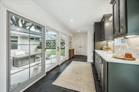 $995,000 | 5655 Overbrook Lane, Houston, TX 77056