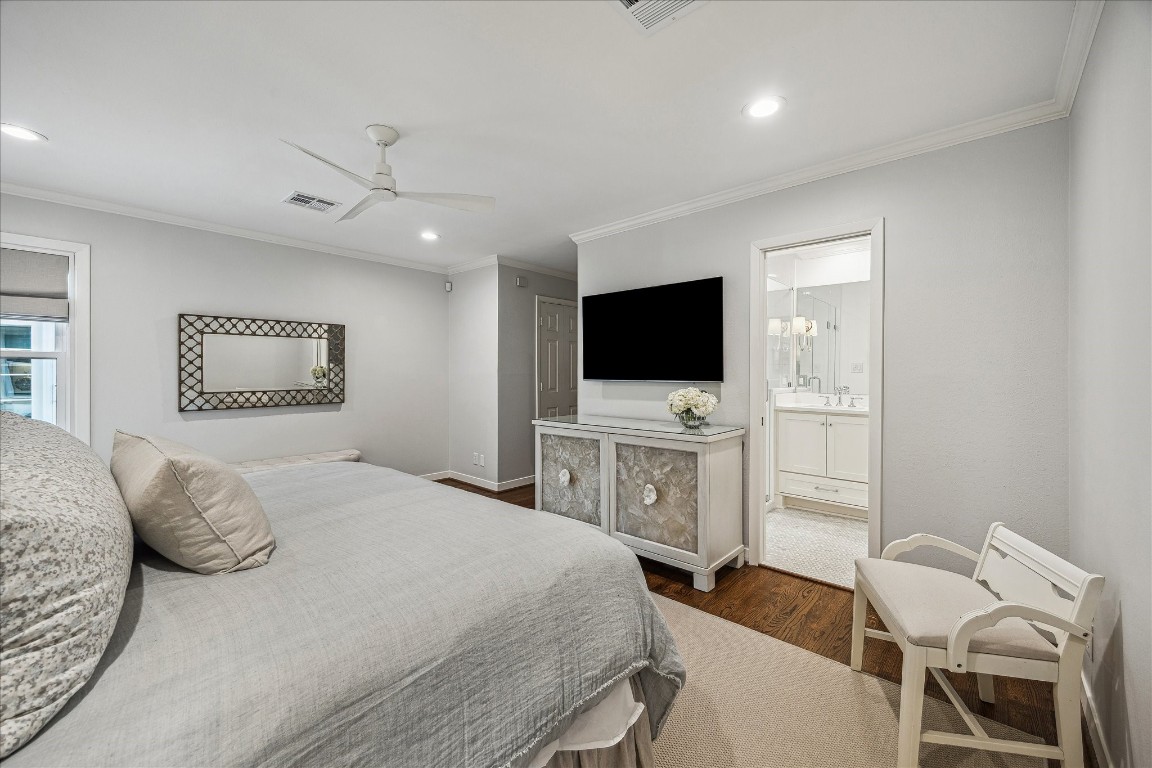 5655 Overbrook Lane Houston, TX 77056 - Photo 24 of 36 Additional view of primary bedroom with hardwood floors.