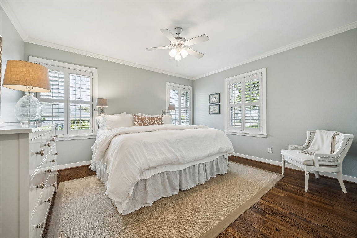 5655 Overbrook Lane Houston, TX 77056 - Photo 26 of 36 Large secondary bedroom with plantation shutters and hardwood floors.