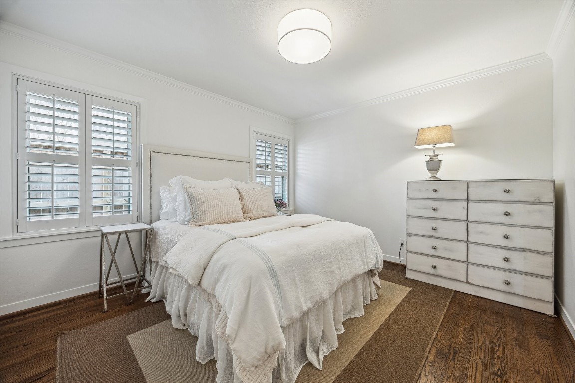 5655 Overbrook Lane Houston, TX 77056 - Photo 28 of 36 Third bedroom also has plantation shutters and hardwood floors.