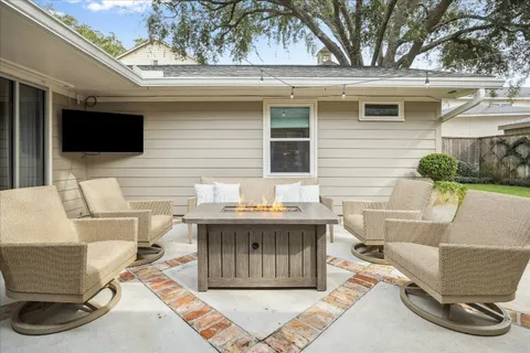 $995,000 | 5655 Overbrook Lane, Houston, TX 77056