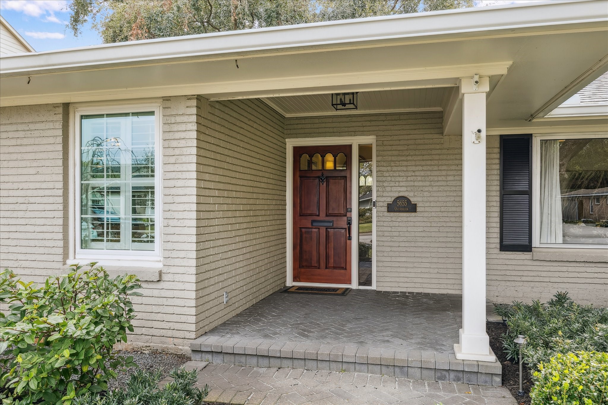 5655 Overbrook Lane Houston, TX 77056 - Photo 4 of 36 Inviting front porch with brick pavers.