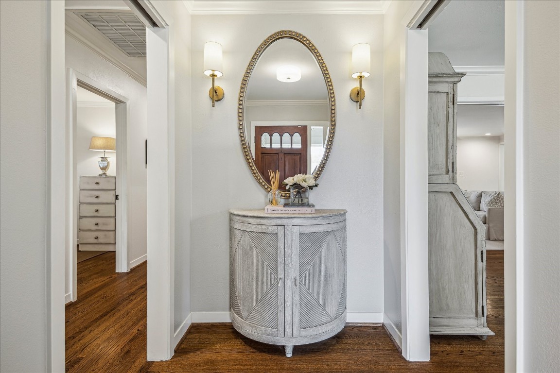 5655 Overbrook Lane Houston, TX 77056 - Photo 5 of 36 Front entrance with access to bedroom hall and living areas. This home has beautiful hardwood floors throughout, no carpet!