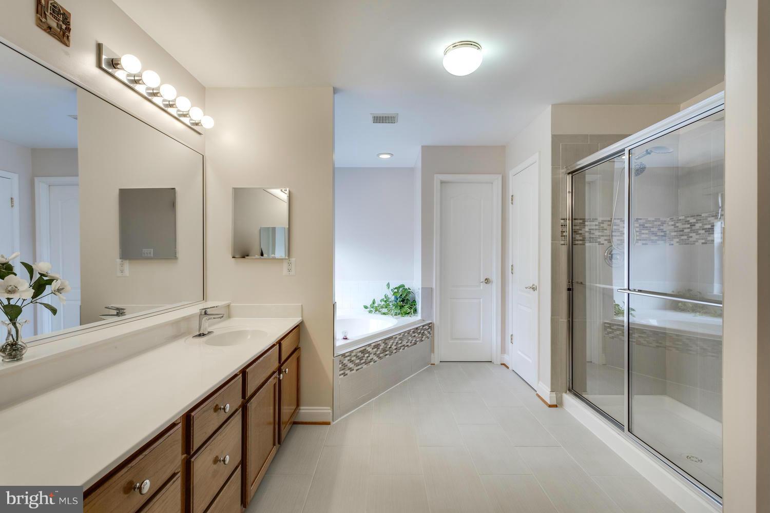 6136 Garden Road Springfield, VA 22152 - Photo 14 of 30 Bath (Master)
