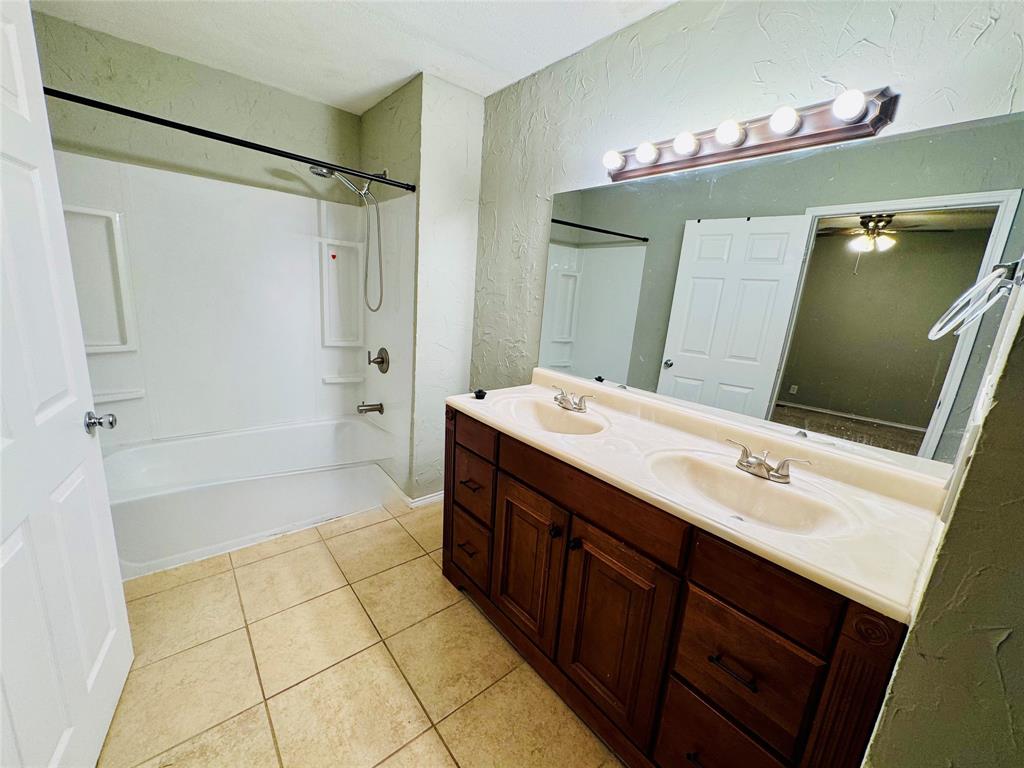 1712 Smokehouse Road Granbury, TX 76049 - Photo 23 of 25 Ensuite bathroom, dual sinks, tub/shower combo.