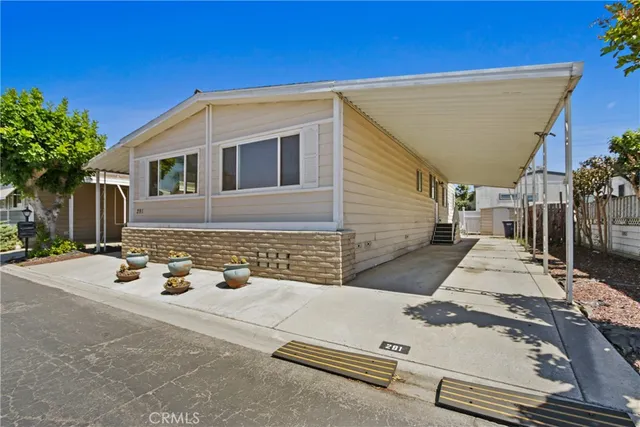 a view of backyard of the house