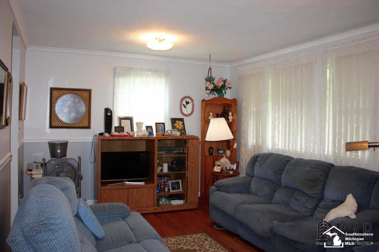 8446 Adler Road Lambertville, MI 48144 - Photo 7 of 11 21320215-6.JPG