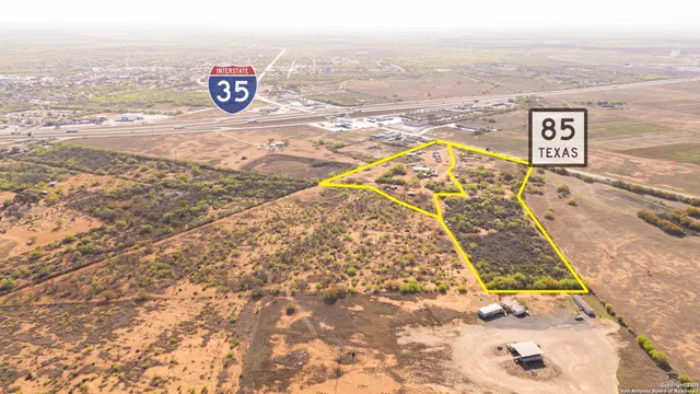 $290,000 | 1160 Highway 85, Dilley, TX 78017