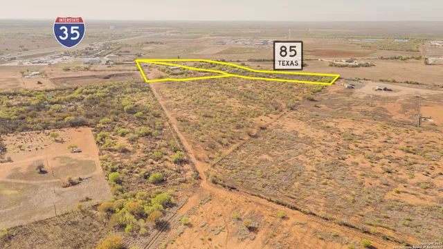 $290,000 | 1160 Highway 85, Dilley, TX 78017