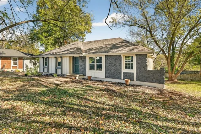 $299,500 | 9825 Potter Circle, Kansas City, MO 64134