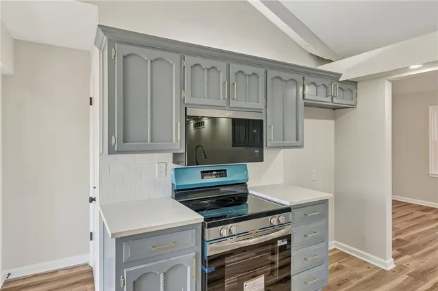 $299,500 | 9825 Potter Circle, Kansas City, MO 64134