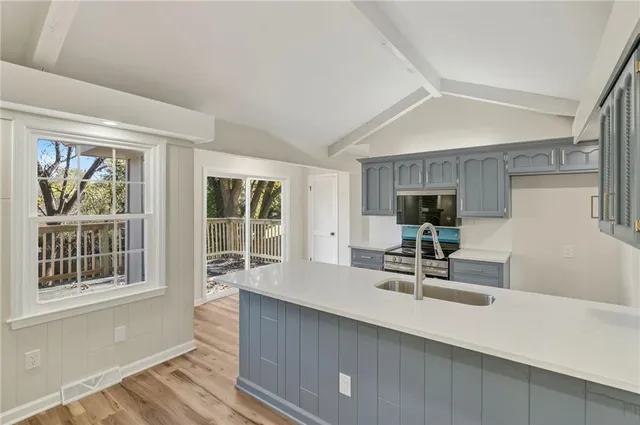 $299,500 | 9825 Potter Circle, Kansas City, MO 64134