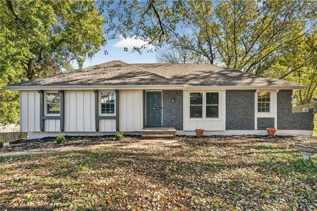 $299,500 | 9825 Potter Circle, Kansas City, MO 64134