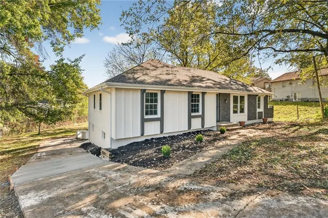 $299,500 | 9825 Potter Circle, Kansas City, MO 64134