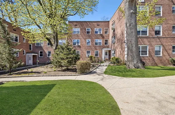 $289,000 | 1 Edwards Street, Unit 3C, Roslyn Heights, NY 11577
