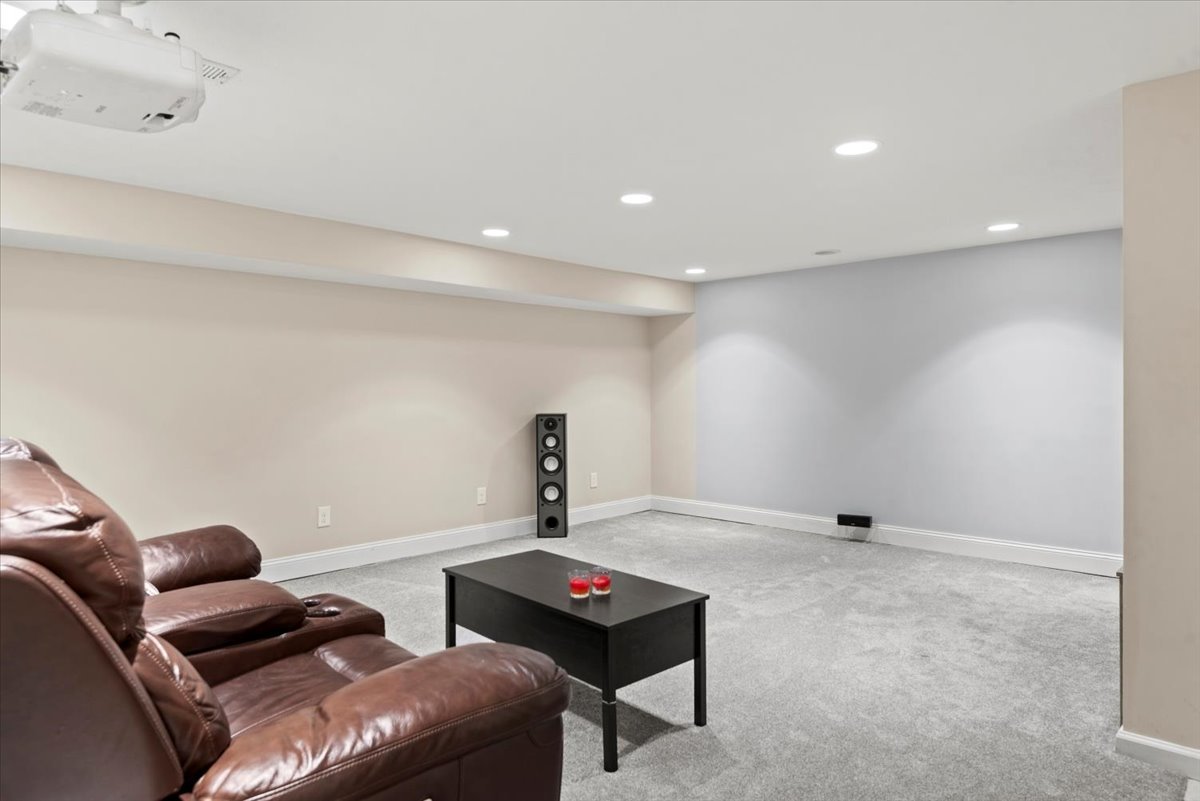15 Mesa Road Springfield, IL 62702 - Photo 25 of 42 a living room with furniture
