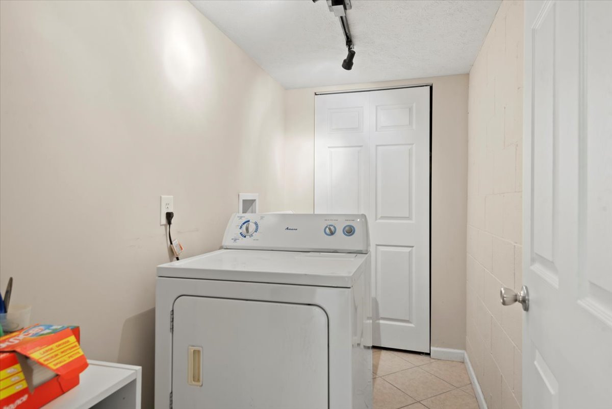 15 Mesa Road Springfield, IL 62702 - Photo 34 of 42 a utility room with dryer and washer
