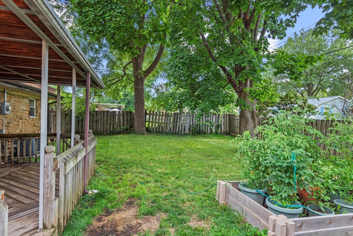 15 Mesa Road Springfield, IL 62702 - Photo 37 of 42 a view of a backyard with garden