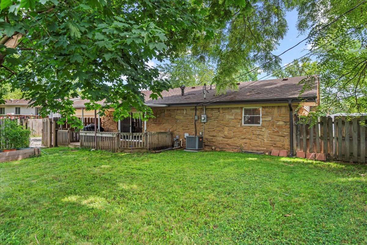 15 Mesa Road Springfield, IL 62702 - Photo 39 of 42 a view of a house with a yard