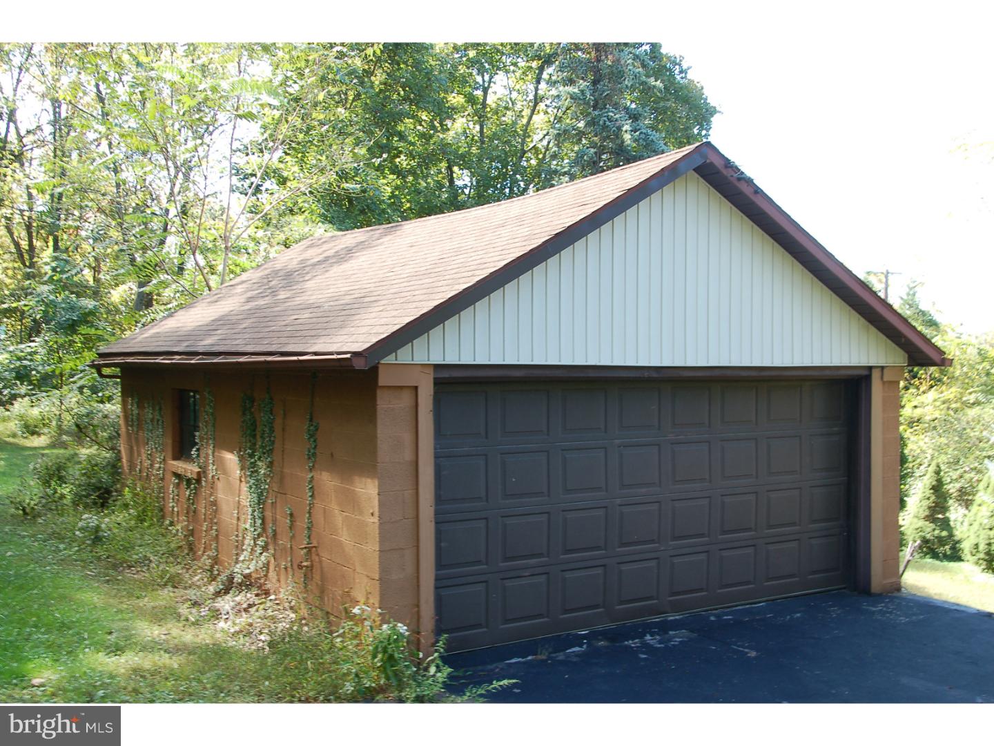2022 McKnights Gap Road Reading, PA 19604 - Photo 3 of 19 Garage