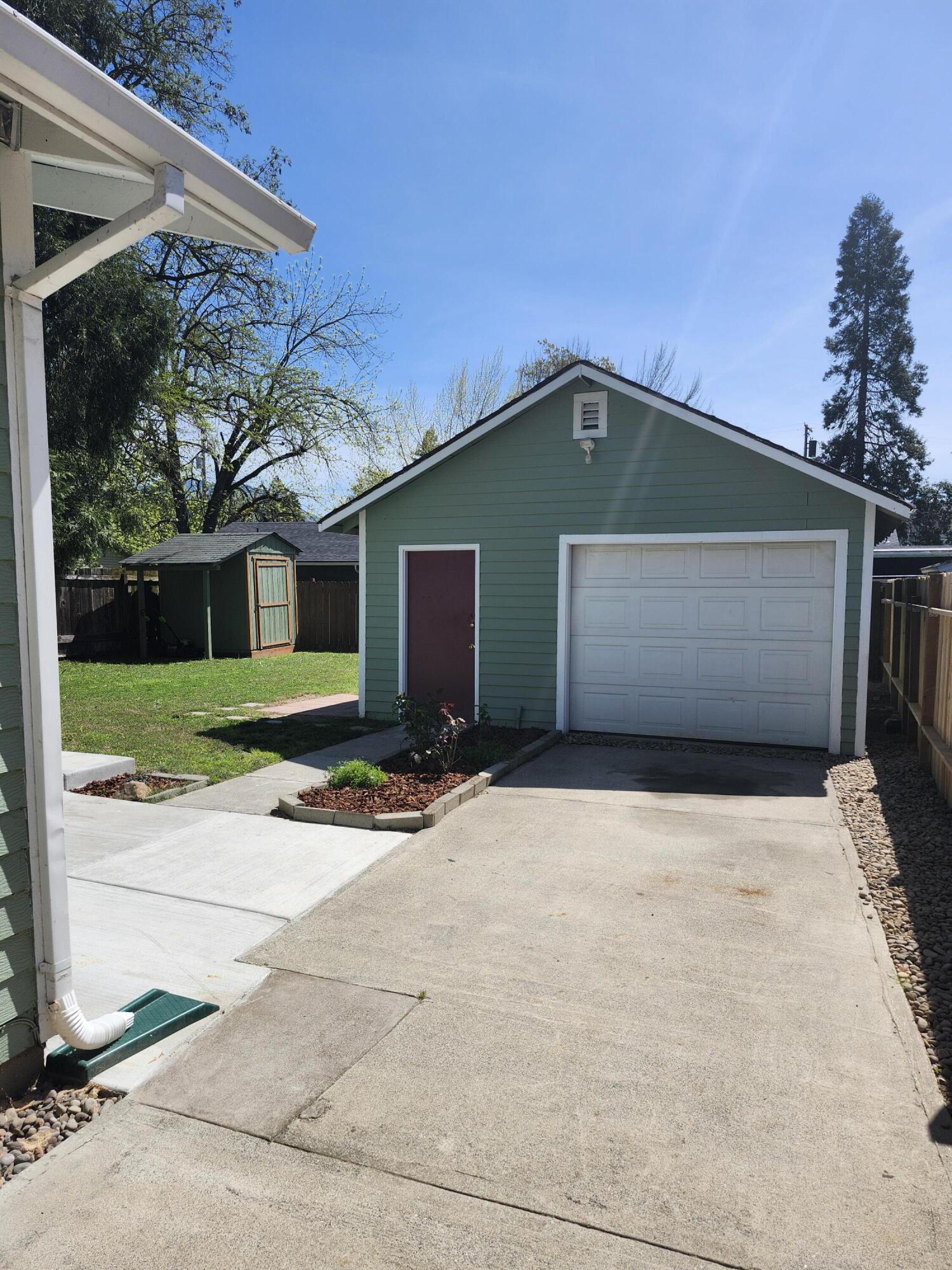 1011 Southwest I Street Grants Pass, OR 97526 - Photo 9 of 47 20250415_140828