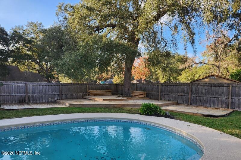 a view of a back yard