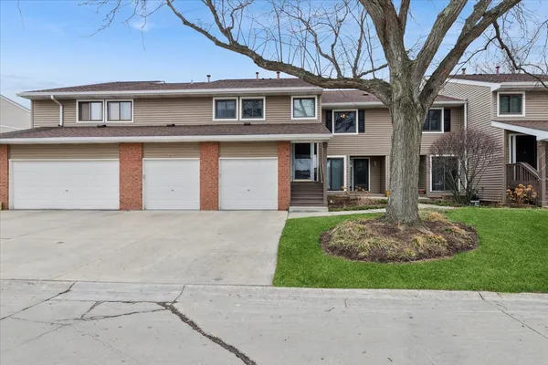 $345,000 | 223 Winding Oak Lane, Buffalo Grove, IL 60089