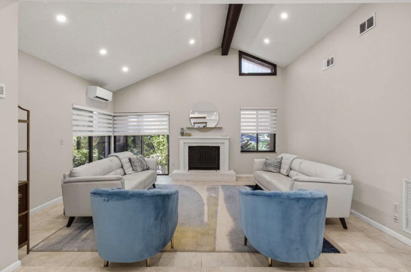 7745 Stanway Place Boca Raton, FL 33433 - Photo 5 of 37 Vaulted ceilings