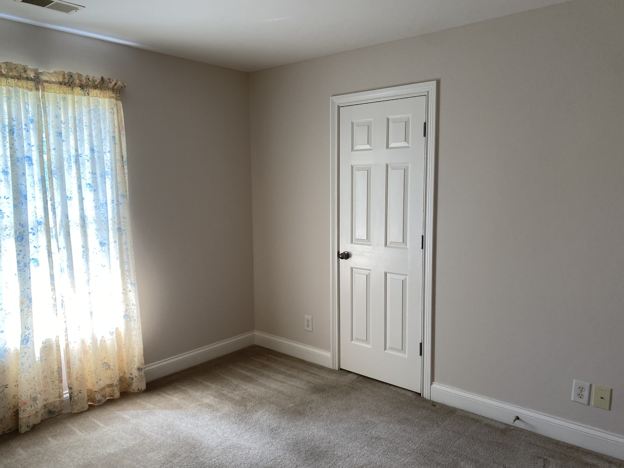 720 Heritage Road Lebanon, TN 37087 - Photo 25 of 31 an empty room with windows