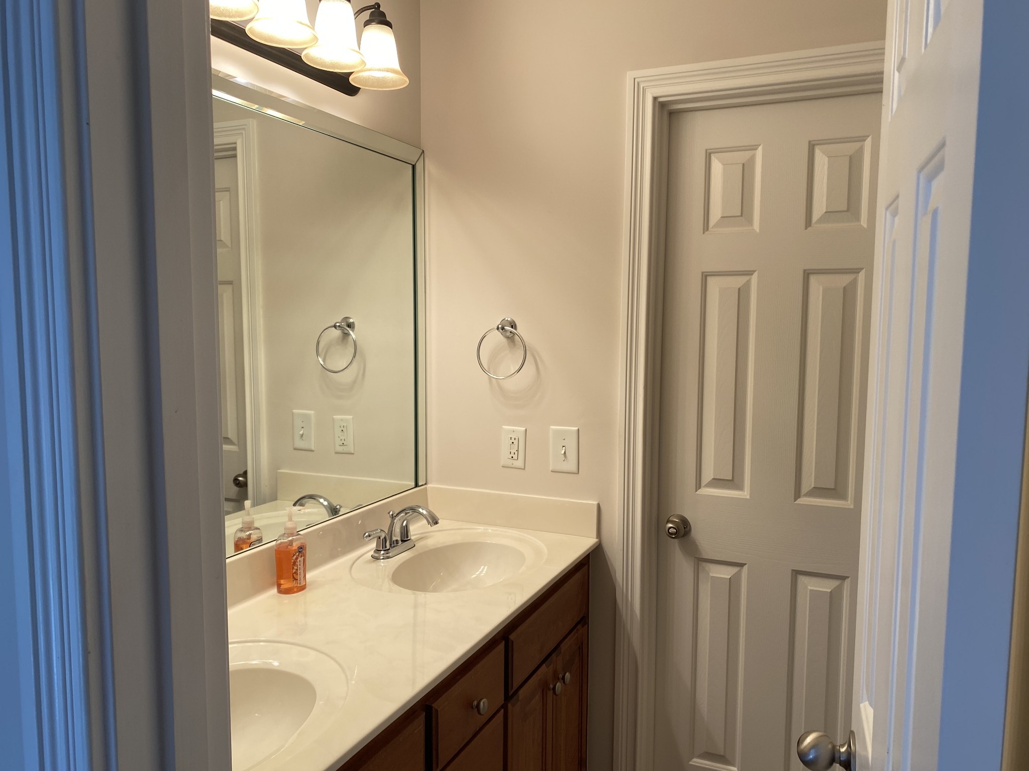 720 Heritage Road Lebanon, TN 37087 - Photo 26 of 31 a bathroom with 2 sink and a mirror