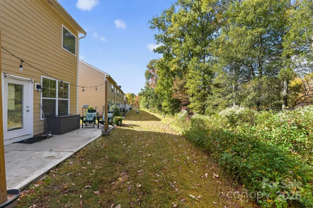 a view of a house with backyard and sitting area