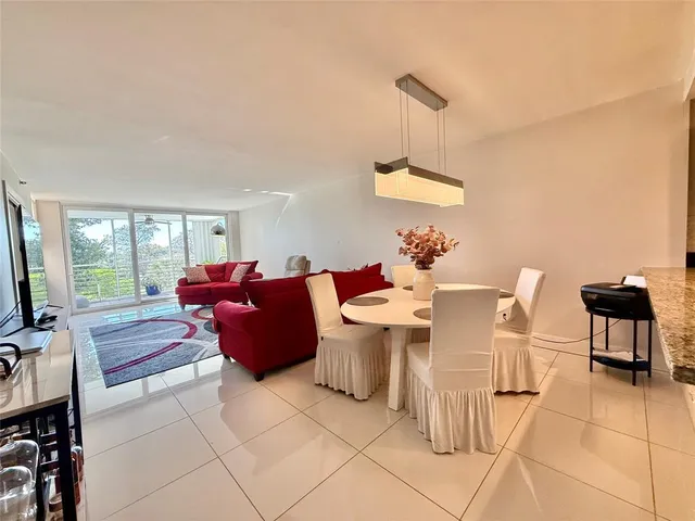 $2,400 | 3520 Oaks Way, Unit 306, Pompano Beach, FL 33069