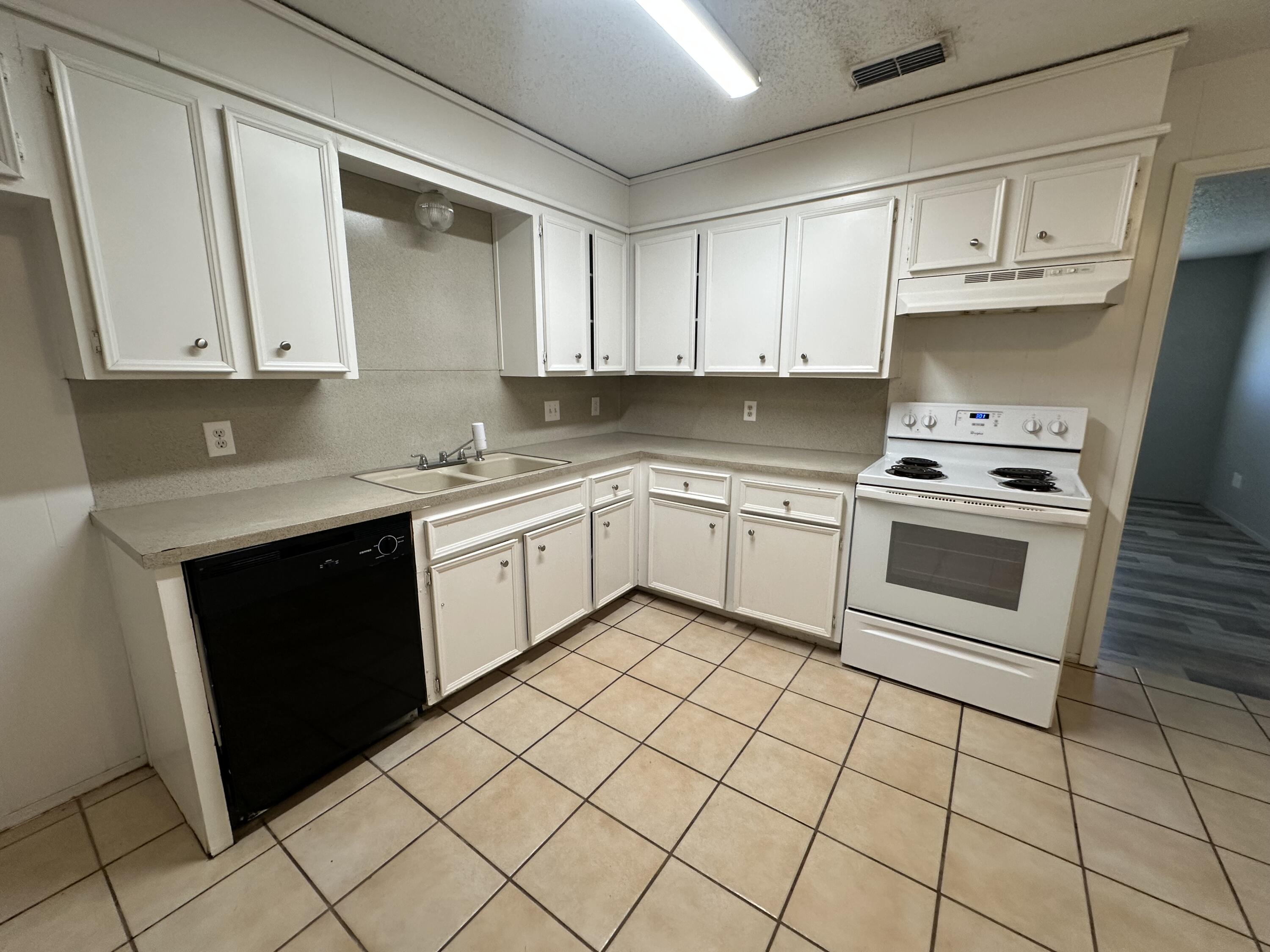 7308 Avenue West, Unit A Lubbock, TX 79423 - Photo 5 of 13 IMG_5143