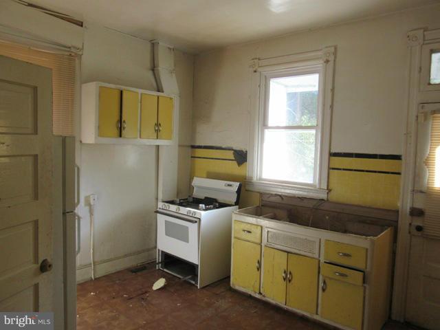 2135 Chelsea Terrace Baltimore, MD 21216 - Photo 3 of 10 Kitchen