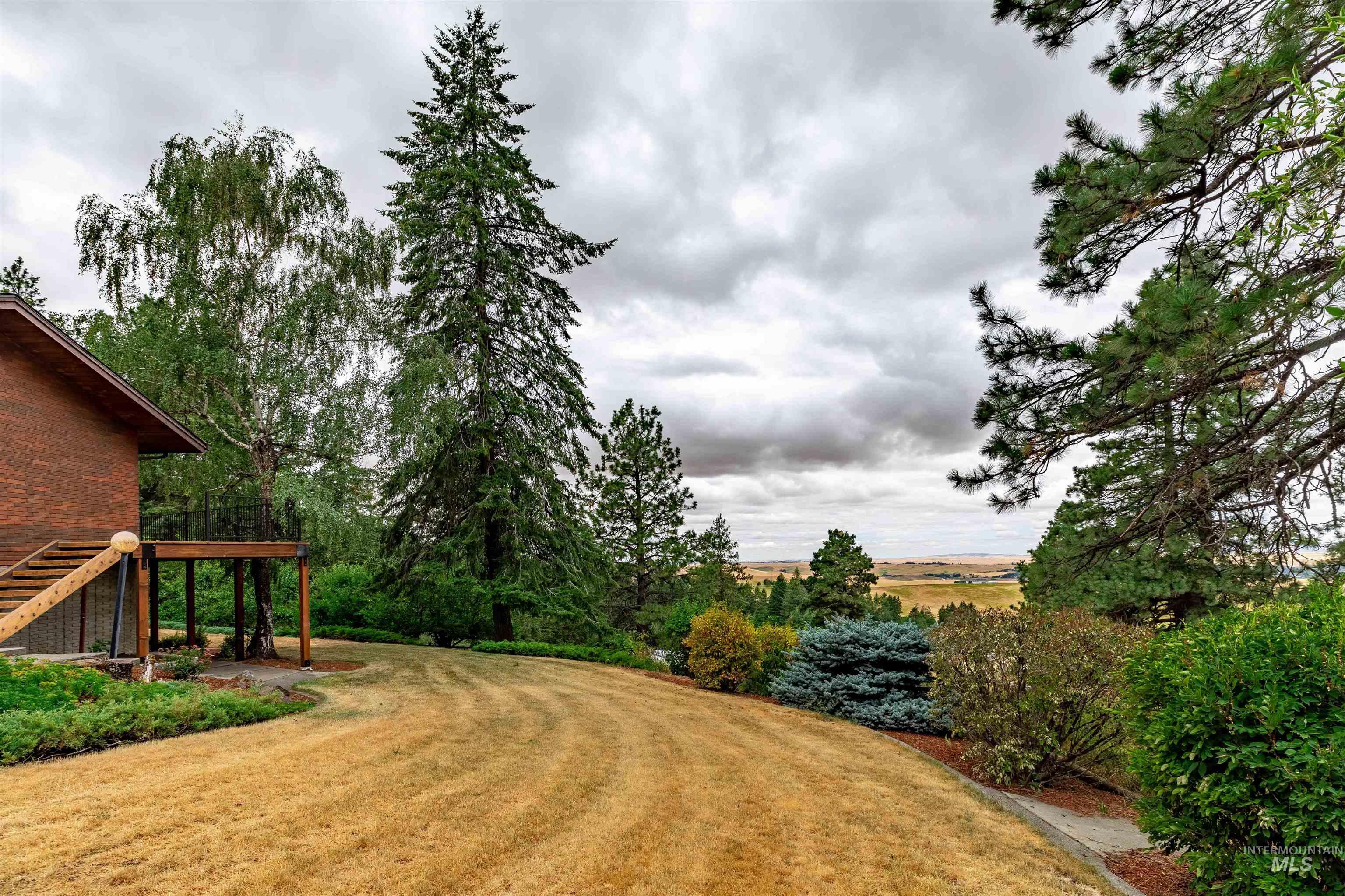 1050 Paradise Ridge Road Moscow, ID 83843 - Photo 37 of 49 View of green lawn with stairway