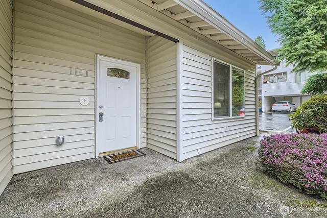 a view of a house with backyard and garden