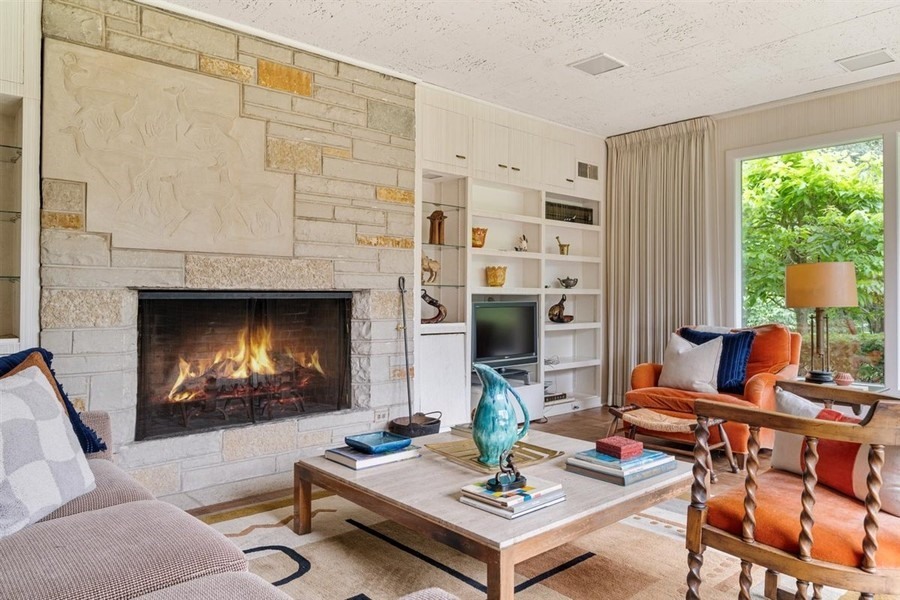 589 Greenleaf Avenue Glencoe, IL 60022 - Photo 16 of 40 a living room with furniture and a fireplace