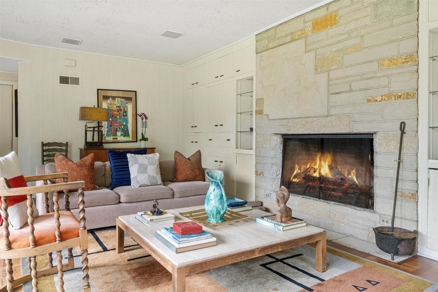 589 Greenleaf Avenue Glencoe, IL 60022 - Photo 18 of 40 a living room with furniture and a fireplace
