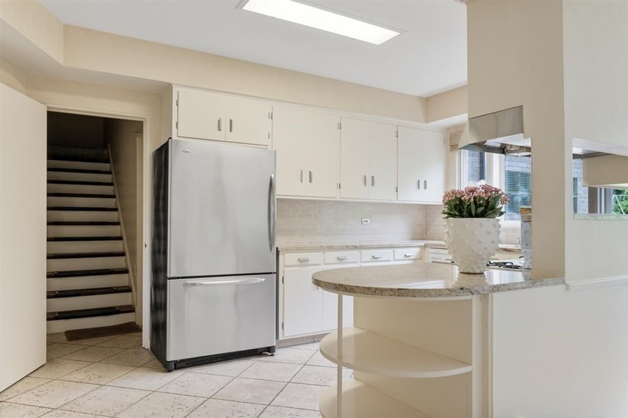 589 Greenleaf Avenue Glencoe, IL 60022 - Photo 21 of 40 a kitchen with cabinets and stainless steel appliances