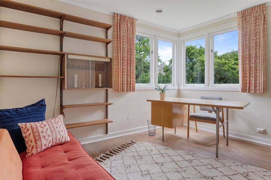 589 Greenleaf Avenue Glencoe, IL 60022 - Photo 34 of 40 a living room with furniture and a window