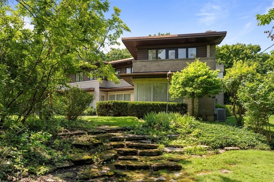 589 Greenleaf Avenue Glencoe, IL 60022 - Photo 4 of 40 a front view of a house with a yard