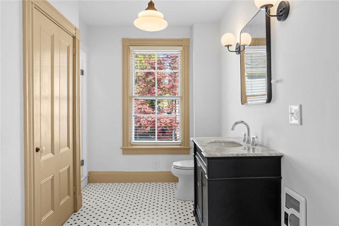 18 Barney Street, Unit 2 Newport, RI 02840 - Photo 10 of 33
