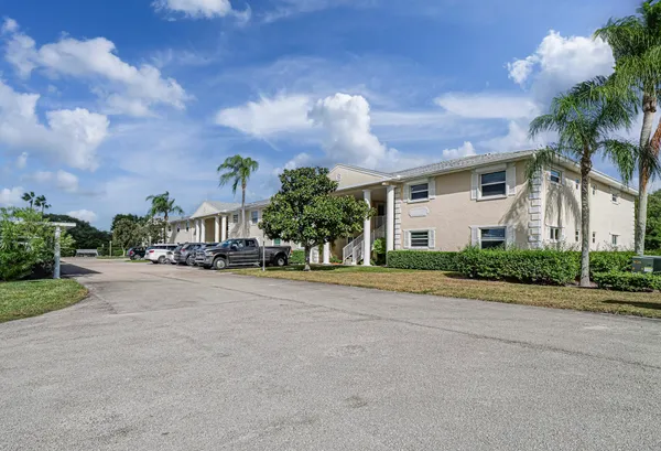$164,500 | 700 Lake Orchid Circle, Unit 209, Vero Beach, FL 32962