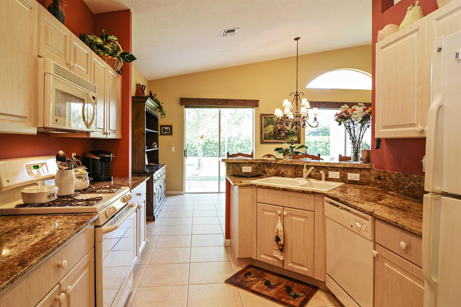 421 Springview Loop Port St. Lucie, FL 34986 - Photo 6 of 15 421 Springview kitchen2