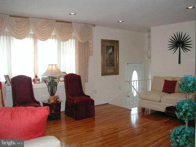 12822 Glynis Road Clinton, MD 20735 - Photo 3 of 12 Living Room