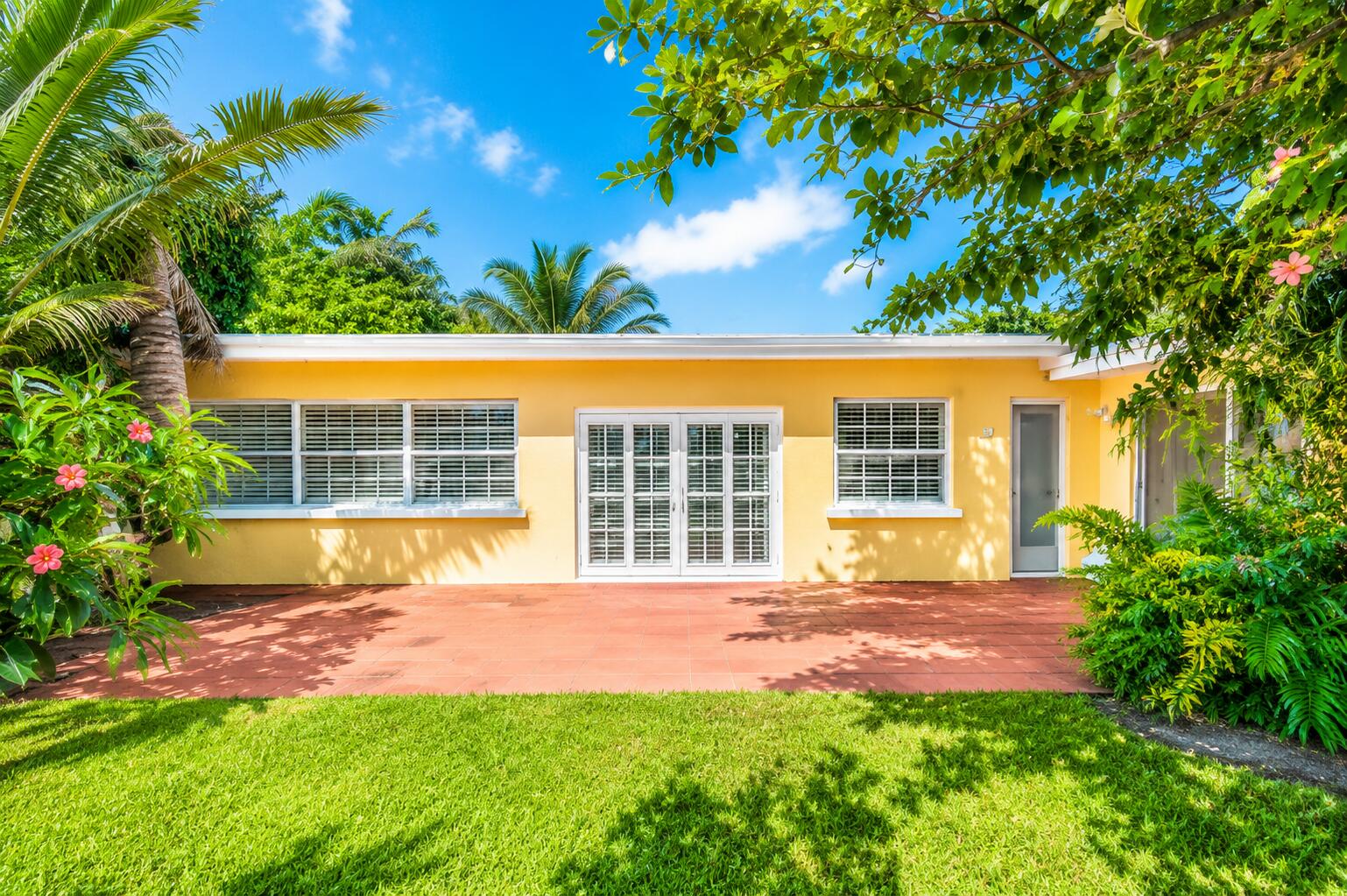 842 Fathom Road West North Palm Beach, FL 33408 - Photo 4 of 54 large yard