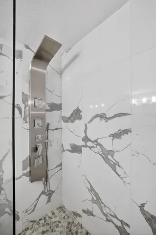 a view of entryway and kitchen