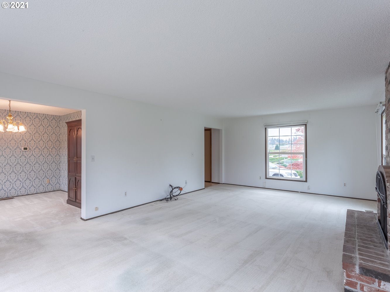 22835 Southeast Tillstrom Road Damascus, OR 97089 - Photo 14 of 32 an empty room with windows and closet