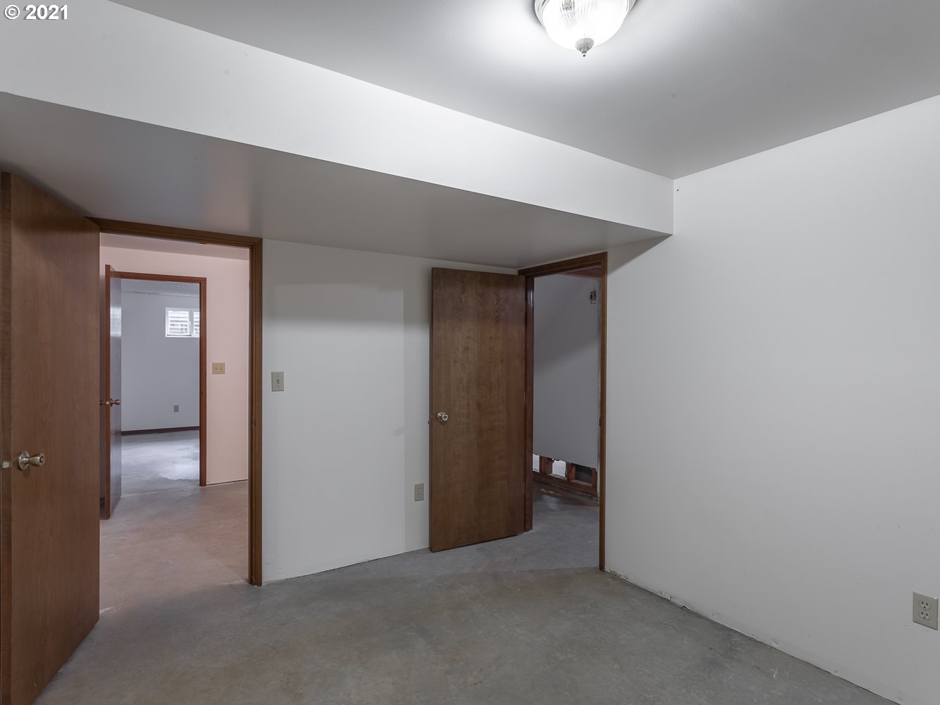 22835 Southeast Tillstrom Road Damascus, OR 97089 - Photo 25 of 32 an empty room with mirror in hallway